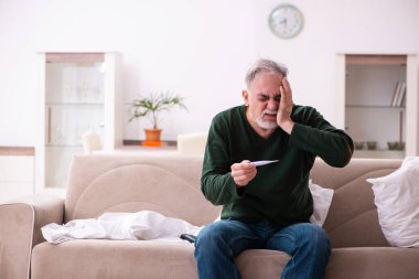 Yaşlı adam evde acı çekiyor.