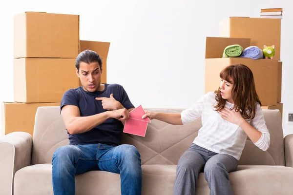 Young pair and many boxes in divorce settlement concept — Stock Photo, Image