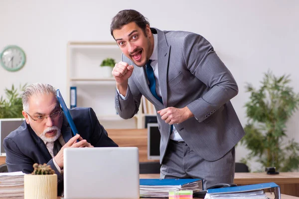 Twee werknemers in een pandemisch concept op de werkplek — Stockfoto