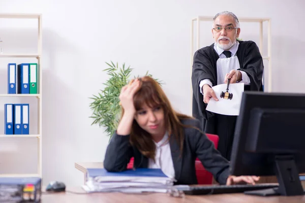 Vieux juge masculin et sa jeune secrétaire dans le bureau — Photo