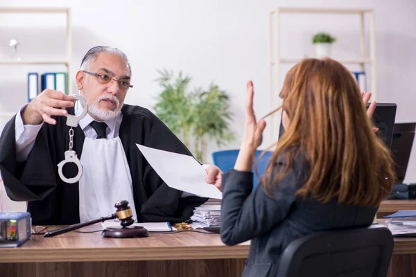 Yaşlı yargıç ve bayan müvekkil büroda. — Stok fotoğraf