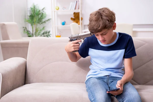 Проблеми хлопчика-підлітка, який думає про самогубство — стокове фото