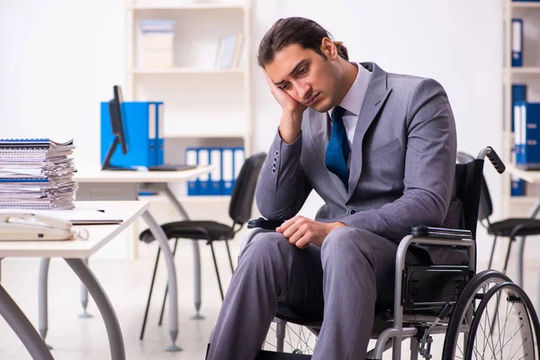 Behinderte Angestellte im Büro — Stockfoto