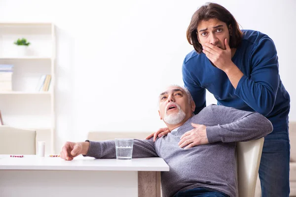 Farfar och sonson i första hjälpen koncept — Stockfoto