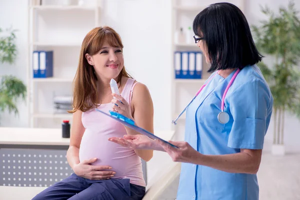 Jeune femme enceinte visite médecin gynécologue expérimenté — Photo