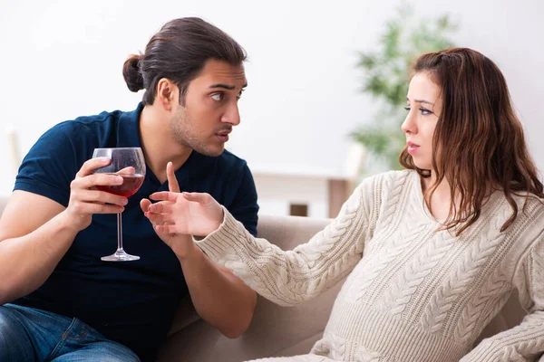 Άνδρας και έγκυος γυναίκα στην έννοια του αλκοολισμού — Φωτογραφία Αρχείου