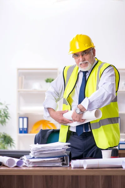 Old male architect working in the office — Stock Photo, Image