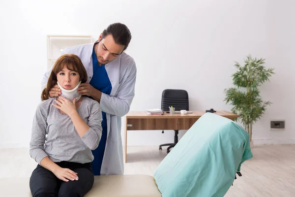 Young injured woman visiting doctor traumatologist — Stock Photo, Image