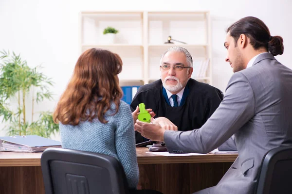 Jonge vrouw in rechtbank met rechter en advocaat — Stockfoto