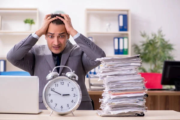 Jonge mannelijke zakenman ongelukkig met overmatig werk — Stockfoto