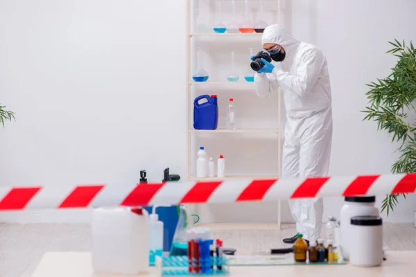 Joven químico masculino trabajando en el laboratorio de medicina — Foto de Stock