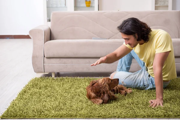 Jovem com cocker spaniel cão — Fotografia de Stock