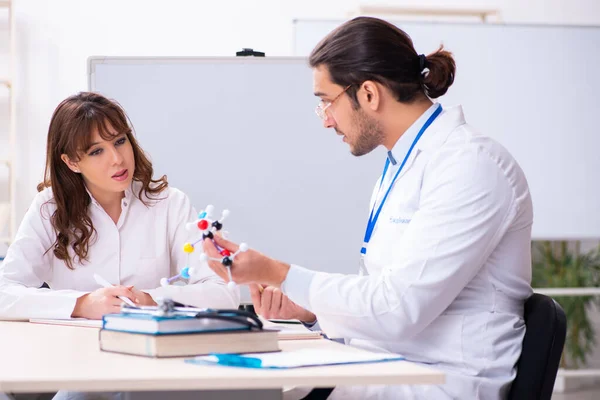 Estudiantes de medicina en el aula — Foto de Stock