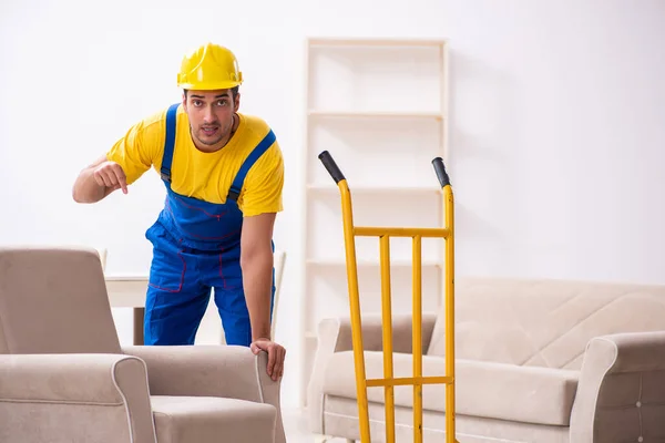 Joven contratista masculino en concepto de reubicación —  Fotos de Stock