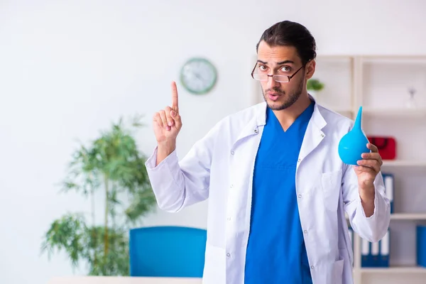 Jovem médico gastroenterologista trabalhando na clínica — Fotografia de Stock