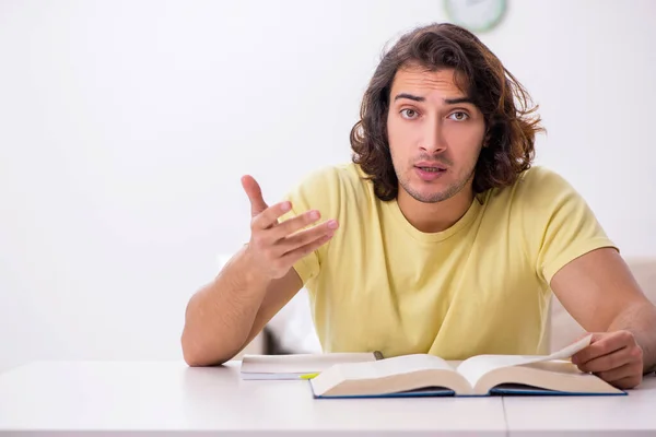 Jeune étudiant masculin se préparant aux examens à la maison — Photo