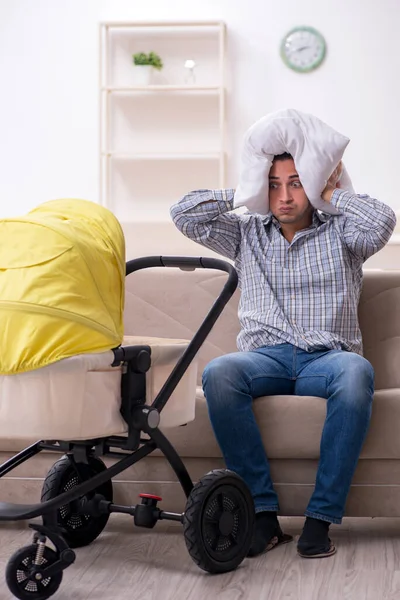 Padre joven cuidando al bebé recién nacido en casa — Foto de Stock