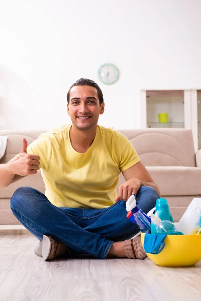 Junge männliche Lohnunternehmer erledigen Hausarbeit zu Hause — Stockfoto