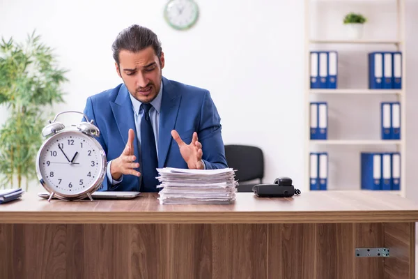 Jeune homme d'affaires travaillant dans le bureau — Photo