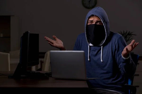 Hacker pria meretas firewall keamanan di kantor. — Stok Foto