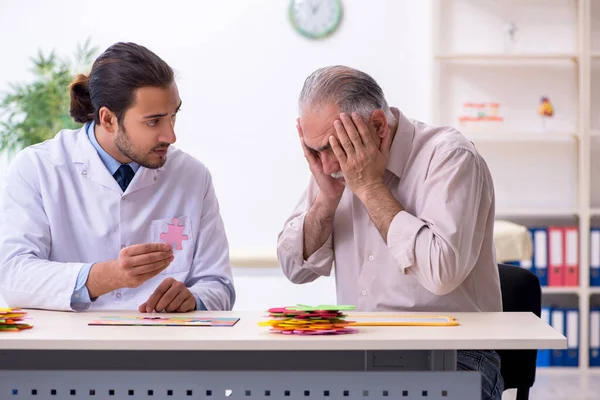Arzt und Patient an Alzheimer erkrankt — Stockfoto