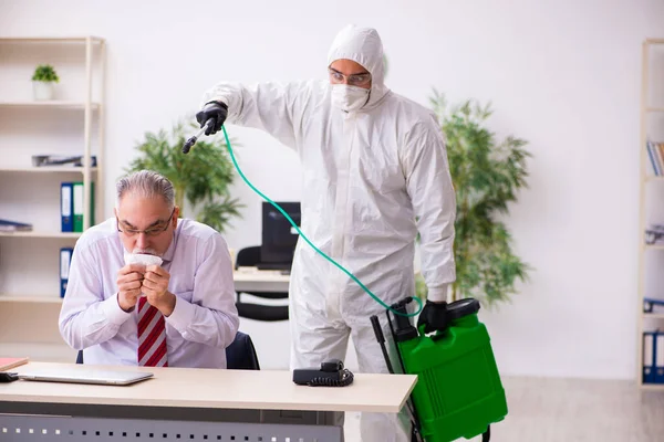 Antiguo empleado de la captura de coronavirus en el lugar de trabajo —  Fotos de Stock