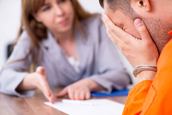 Молодой человек встречается с адвокатом в предварительном заключении