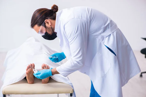 Forense de policía examinando cadáver en morgue — Foto de Stock