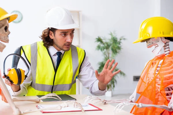 Engraçado reunião de negócios de construção com chefe e esqueletos — Fotografia de Stock