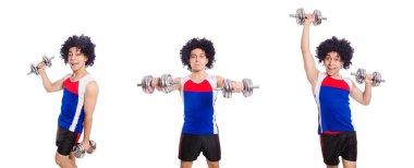 Halterle egzersiz yapan komik bir adam.