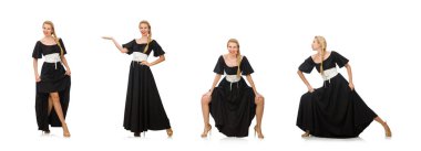 Uzun boylu, siyah elbiseli, beyaz tenli bir kadın.