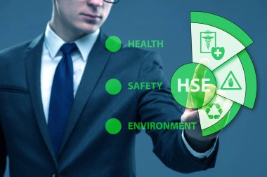 Sanal düğmeye basılı işadamı konsepti