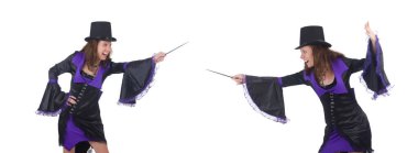 Kadın sihirbaz beyazların arasında.