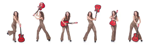 Kvinna i leopardkläder på vitt med gitarr — Stockfoto