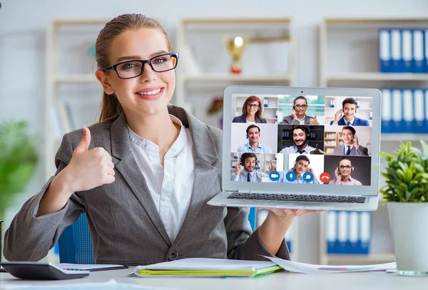 Concept van videoconferentie op afstand tijdens pandemie — Stockfoto