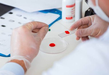 Uyuşturucu sentezi laboratuarı haplarla deney yapıyor.