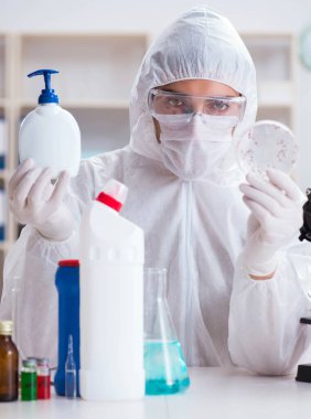 Kimyager banyo malzemelerinin kalitesini kontrol ediyor.