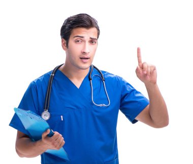 Genç erkek doktor beyaz arka planda izole edilmiş.
