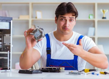 Tecrübeli teknikler tarafından bilgisayar donanımı onarımı ve onarımı