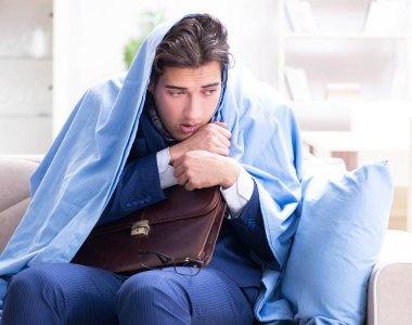 Hasta bir çalışan evde kalıyor ve bacadan acı çekiyor.