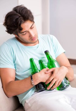 Genç sarhoş yakışıklı adam partiden sonra evde