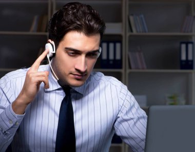 Gece vardiyasında müşteriyle konuşan çağrı merkezi operatörü