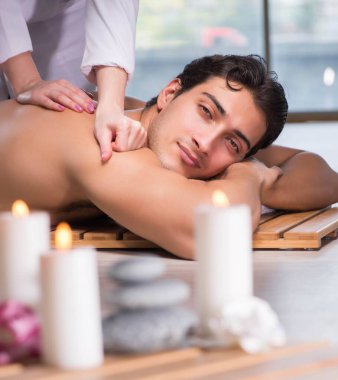 Kaplıca sırasında genç yakışıklı bir adam.