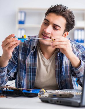 Tecrübeli teknikler tarafından bilgisayar donanımı onarımı ve onarımı