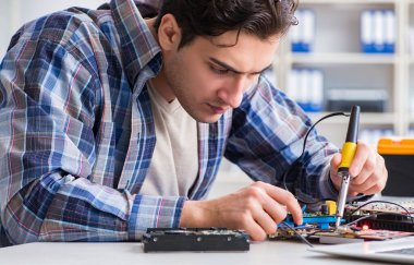 Tecrübeli teknikler tarafından bilgisayar donanımı onarımı ve onarımı