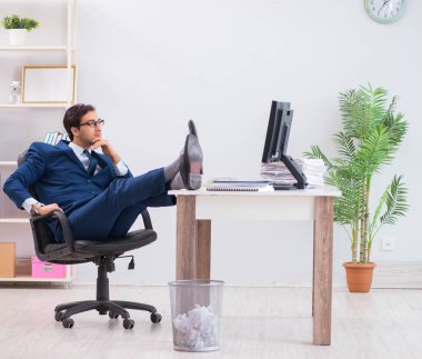 Masada çalışan yakışıklı bir işadamı.