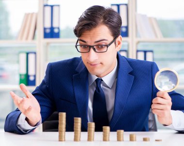 Ofisinde yığınla parası olan bir işadamı.