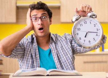 Sınava hazırlanan öğrenci mutfakta oturuyor.