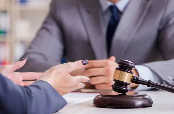 Advocaat bespreekt rechtszaak met cliënt — Stockfoto