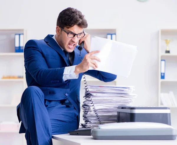 Businessman making copies in copying machine — Stock Photo, Image